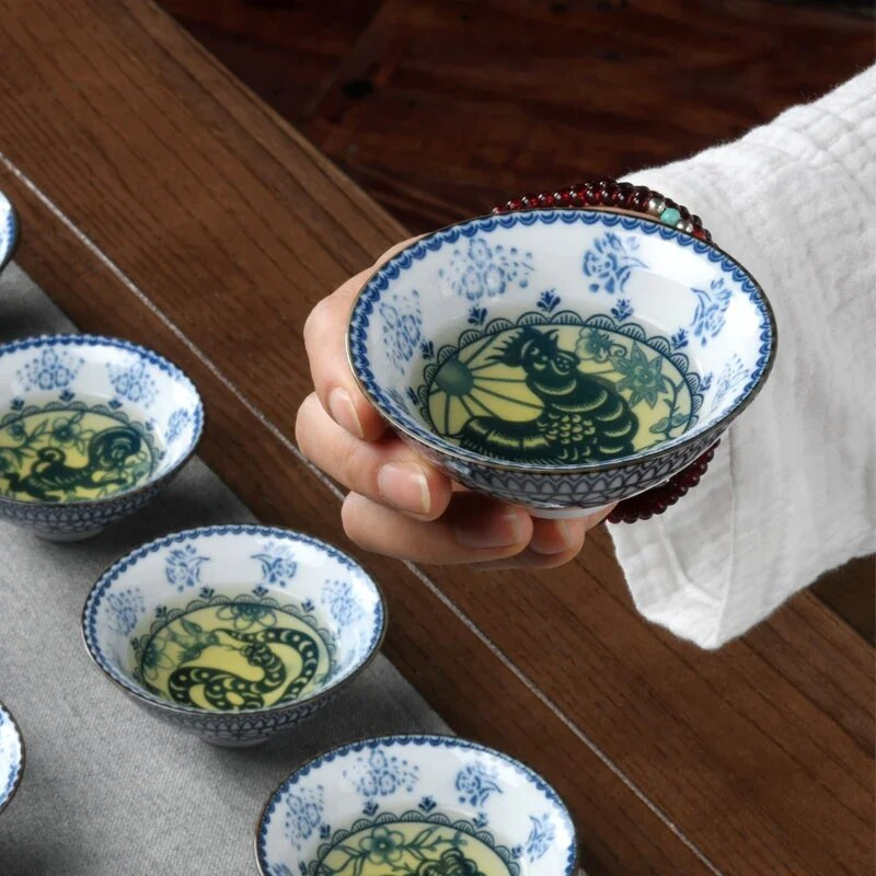 1 БР. Традиционна синя и бяла порцеланова чаша за чай Купа за чай против нагар, ръчно рисувана керамична конусна чаша Чаши за медитация Чаен комплект