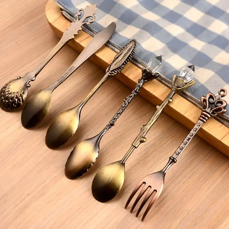 6 vnt Senoviniai šaukštai Šakutė Mini Royal Style Bronzinės spalvos metalo raižyta kavos vaisių desertinė šakutė maišoma šaukštelis virtuvės įrankis