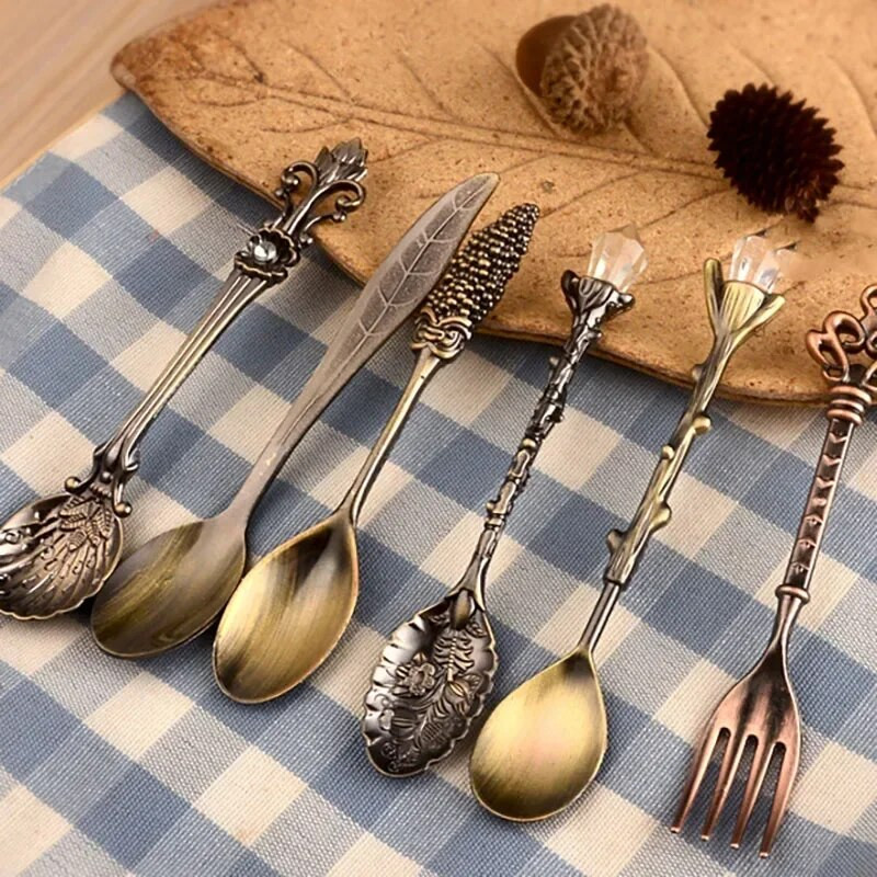 6 vnt Senoviniai šaukštai Šakutė Mini Royal Style Bronzinės spalvos metalo raižyta kavos vaisių desertinė šakutė maišoma šaukštelis virtuvės įrankis