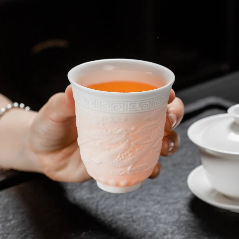 Kínai fehér porcelán teáscsésze kézi háromdimenziós domborműves teástál nagy kapacitású teáscsésze készlet Teaceremónia csésze teához