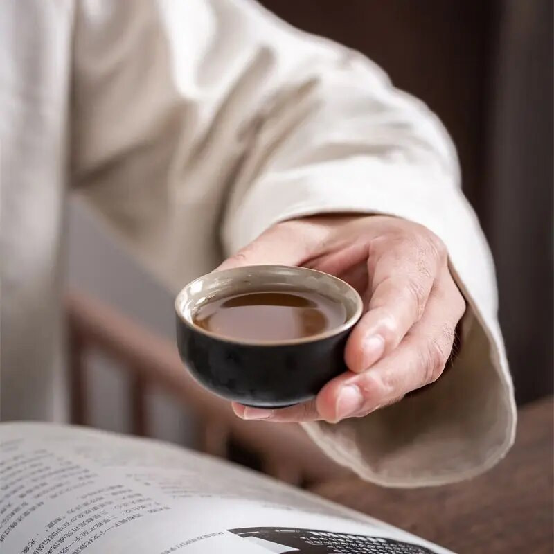 Kreativna kineska keramička crna mala šalica za čaj Kineski kungfu alati za čaj Zdjela za čaj Kućanska jednostavna prijenosna mini okrugla šalica za čajLE228