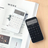 Mados nešiojamas reklaminis universalus ekrano kišeninis skaitmenų skaičiuotuvas Juodai baltas elektroninis