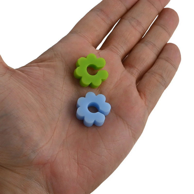 12 vnt. Spalvingas C tipo žiedas, vyno taurės identifikavimo žymeklis, silikoninis taurės pakabukai, apvalus/slyvų dekoro šventinis pokylių stalas