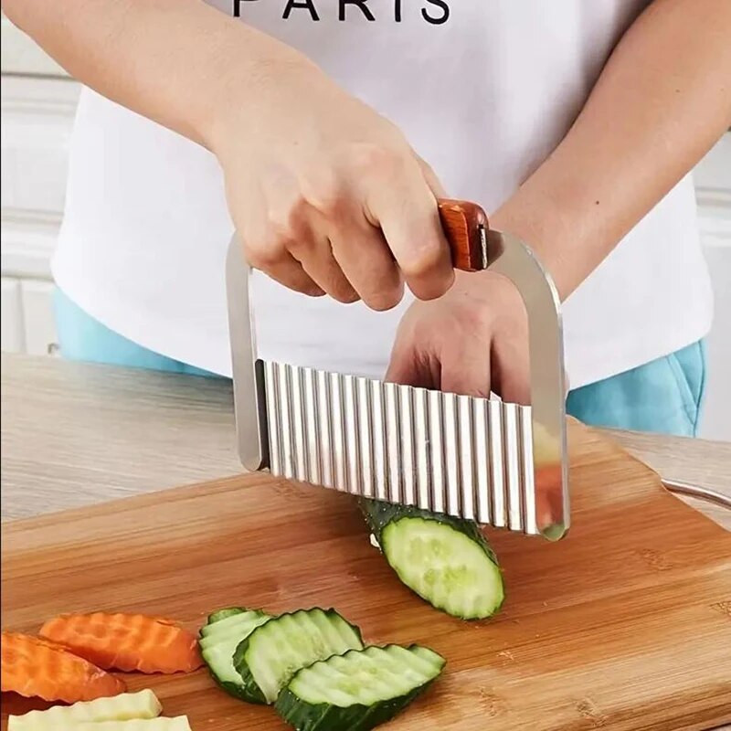 Nerūdijančio plieno medinės rankenos bulvių pjaustyklė, raukšlėta bulvių pjaustyklė Daržovių bangų pjaustyklė Saugūs virtuvės įrankiai