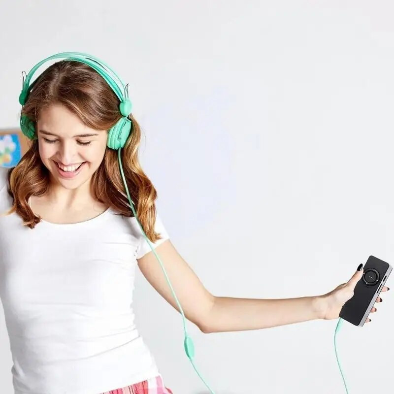 Dugački MP3 uređaj Lagani punjivi digitalni audio uređaj s ugrađenim zvučnicima Podržava do 32 GB utor za memorijsku karticu