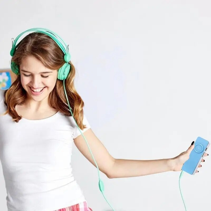 Dugački MP3 uređaj Lagani punjivi digitalni audio uređaj s ugrađenim zvučnicima Podržava do 32 GB utor za memorijsku karticu