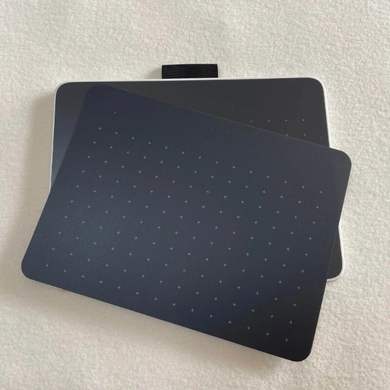 Grafitinė apsauginė plėvelė, skirta Wacom One CTC4110WL grafinės planšetės ekrano apsaugai, lygiai apsauganti nuo užsiteršimo, be kišenių