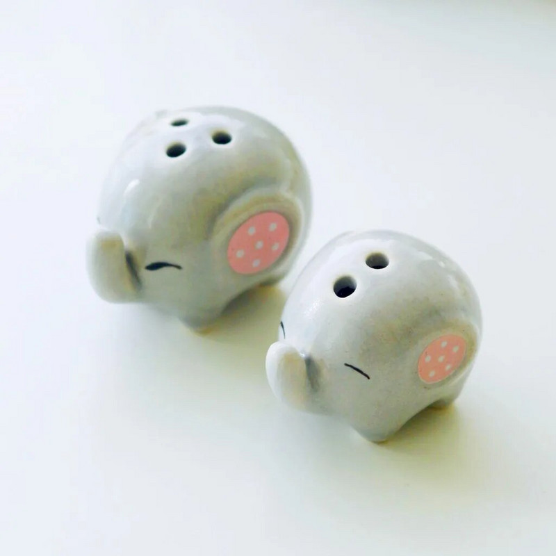 Keraminė dramblio druskos ir pipirų plaktuvė animacinių filmų prieskonių talpykla Vestuvių vakarėliui padovanoti stalo gyvūnams papuošti prieskonių stiklainį