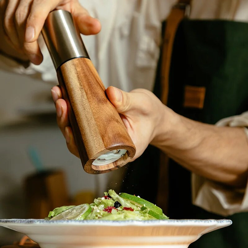 Medinė pipirų rankinė malūnėlis prieskonių plaktuvas Stambios druskos malimo prieskonių kanistras Prieskonių butelis Prieskonių indelis Virtuvės įrankiai