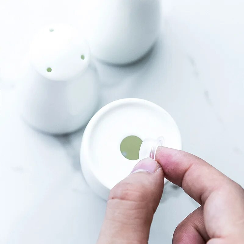 Kerámia só- és borsszóró készlet bambusz tálcával, 2 db modern fehér só- és borsszóró készlet a tanyakonyha asztali dekorációjához