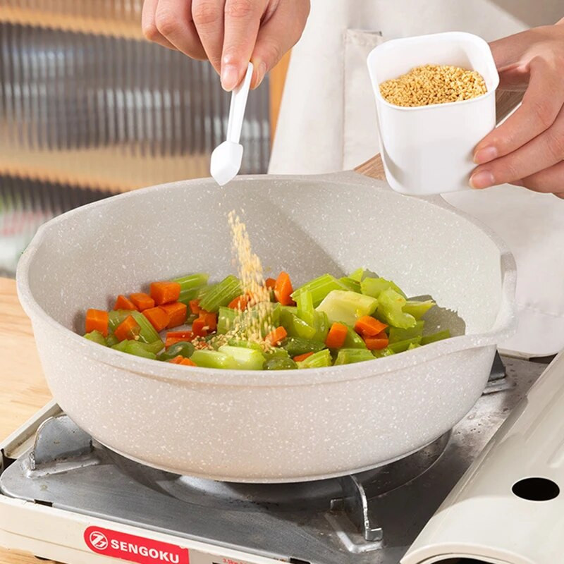 4 tinklelių prieskonių laikymo talpykla, skirta prieskonių druskai, cukrui, plastikiniams pagardų stiklainiams su šaukštų dangteliu, skirta gaminti namų virtuvėje