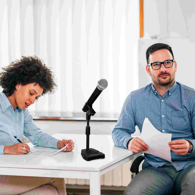 Stalinis mikrofono stovas su svertiniu pagrindu reguliuojamu mikrofono stovu su mikrofono fiksuotu segtuku ir amortizatoriaus laikikliu