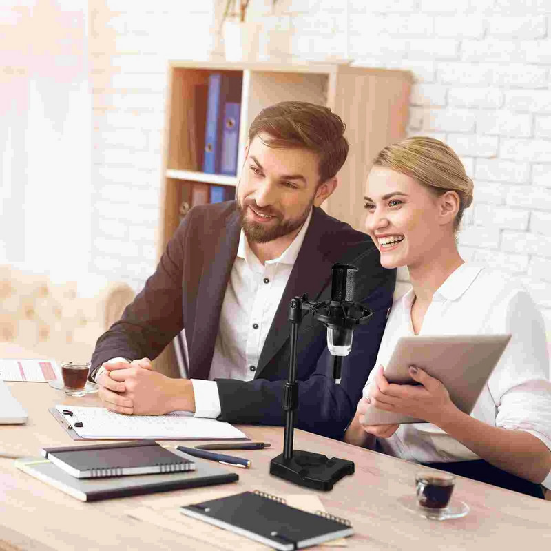 Stalinis mikrofono stovas su svertiniu pagrindu reguliuojamu mikrofono stovu su mikrofono fiksuotu segtuku ir amortizatoriaus laikikliu