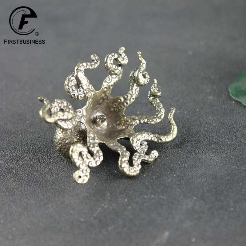 Maža aštuonkojų statula Retro žalvario arbatos naminių gyvūnėlių stalo papuošalai Laimingi namų papuošimai Priedai Antikvariniai arbatos rinkiniai Amatai Namų dekoravimas