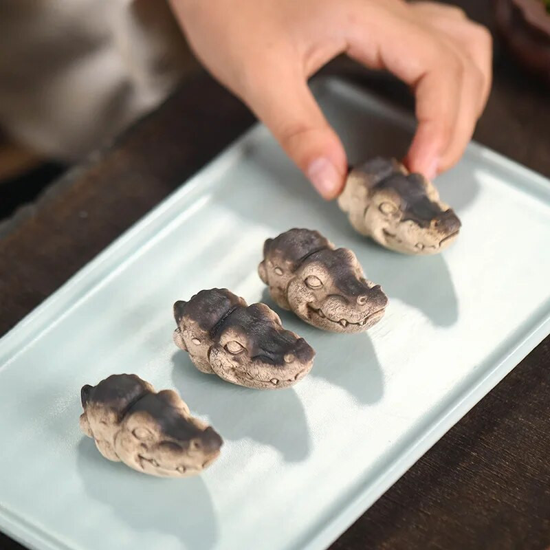 Violetinė smėlio balto nefrito molio arbata Naminių gyvūnėlių krokodilo Kung Fu arbata Laimingas ornamentas Zisha Realistiškas gyvūnų skulptūros stalo stalas Namų dekoras