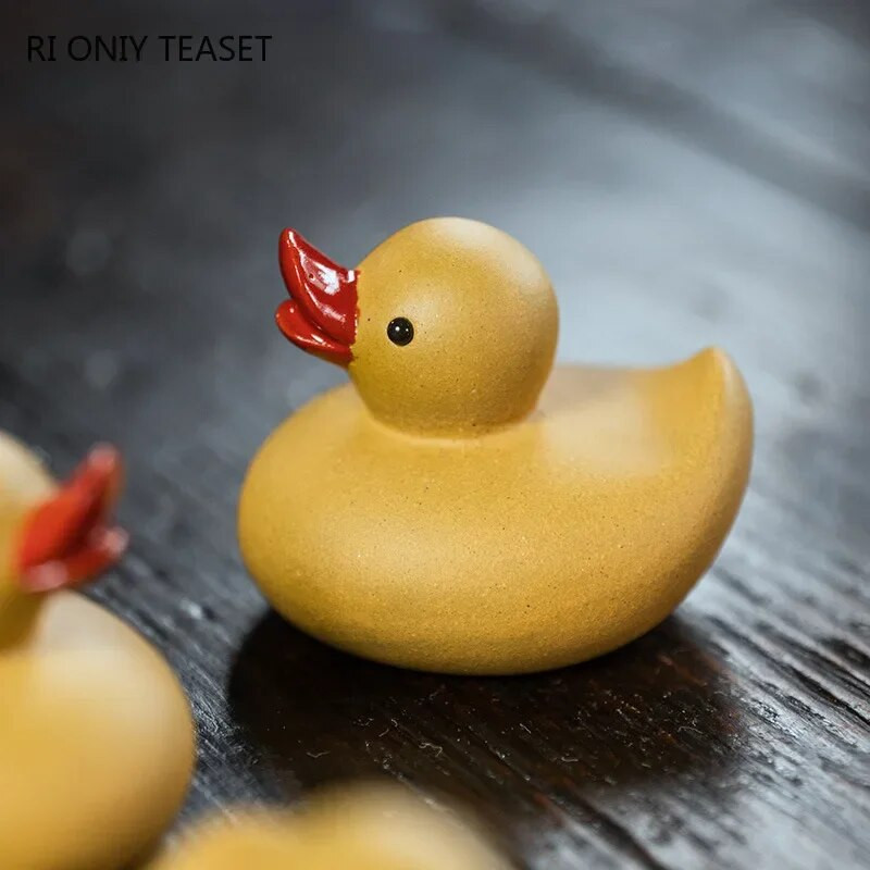 Kineski Yixing Ljubičasti čaj od ljubičaste gline Kućni ljubimac Žuta slatka statua patke Ukrasi Ručno izrađena skulptura Čajna figurica Umjetnička dekoracija seta za čaj