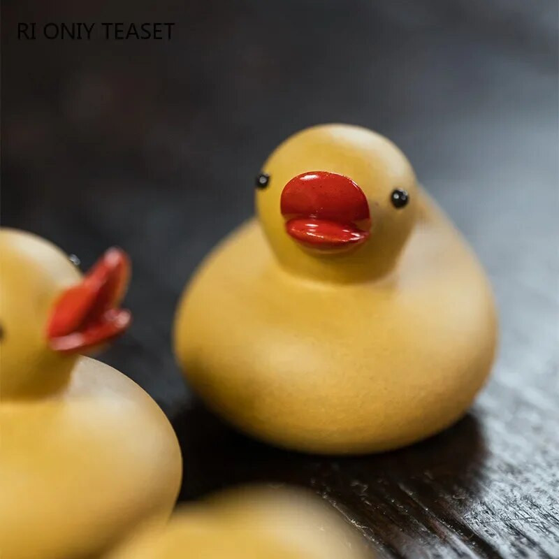 Kineski Yixing Ljubičasti čaj od ljubičaste gline Kućni ljubimac Žuta slatka statua patke Ukrasi Ručno izrađena skulptura Čajna figurica Umjetnička dekoracija seta za čaj
