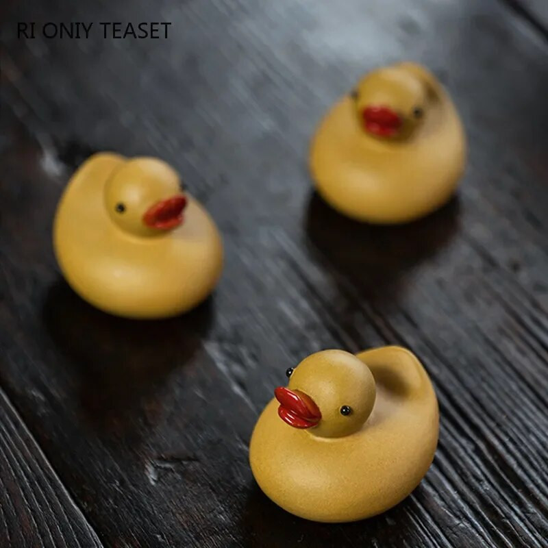 Kineski Yixing Ljubičasti čaj od ljubičaste gline Kućni ljubimac Žuta slatka statua patke Ukrasi Ručno izrađena skulptura Čajna figurica Umjetnička dekoracija seta za čaj