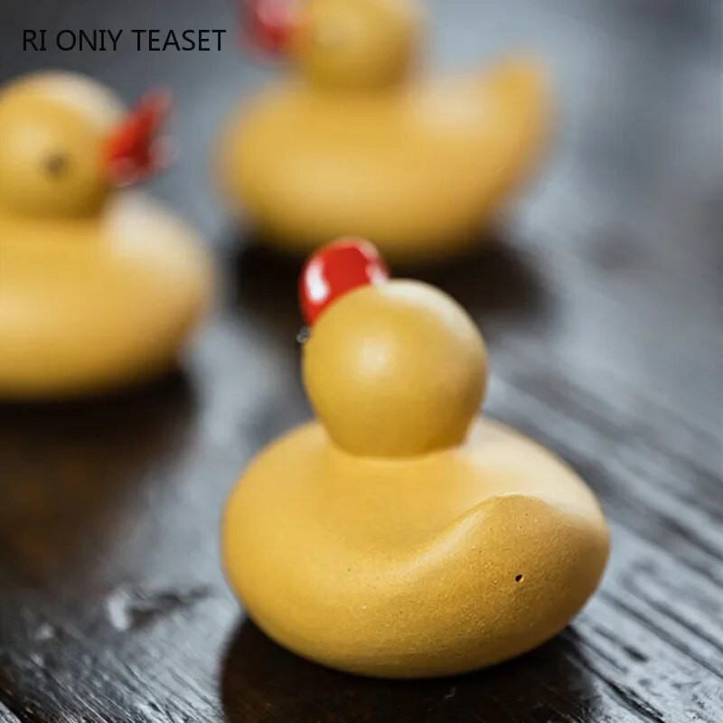 Kineski Yixing Ljubičasti čaj od ljubičaste gline Kućni ljubimac Žuta slatka statua patke Ukrasi Ručno izrađena skulptura Čajna figurica Umjetnička dekoracija seta za čaj