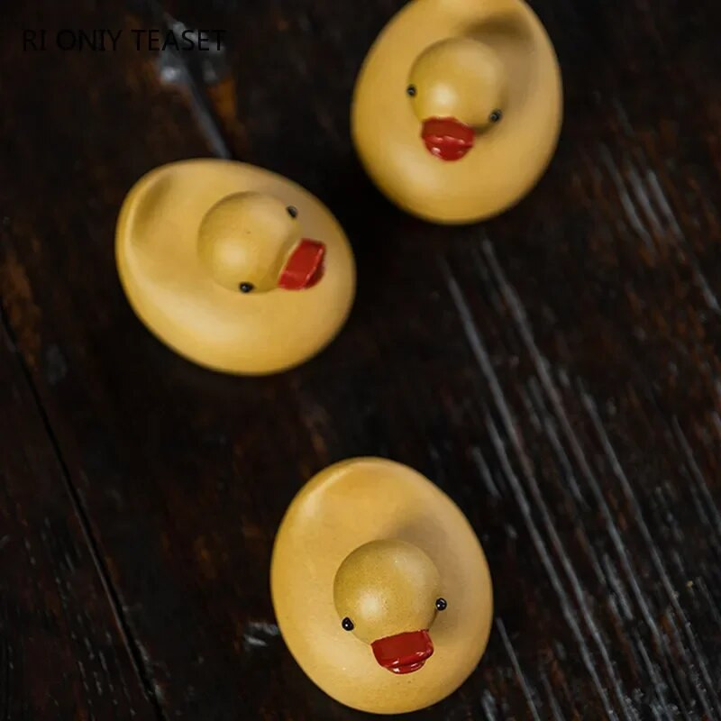 Kineski Yixing Ljubičasti čaj od ljubičaste gline Kućni ljubimac Žuta slatka statua patke Ukrasi Ručno izrađena skulptura Čajna figurica Umjetnička dekoracija seta za čaj