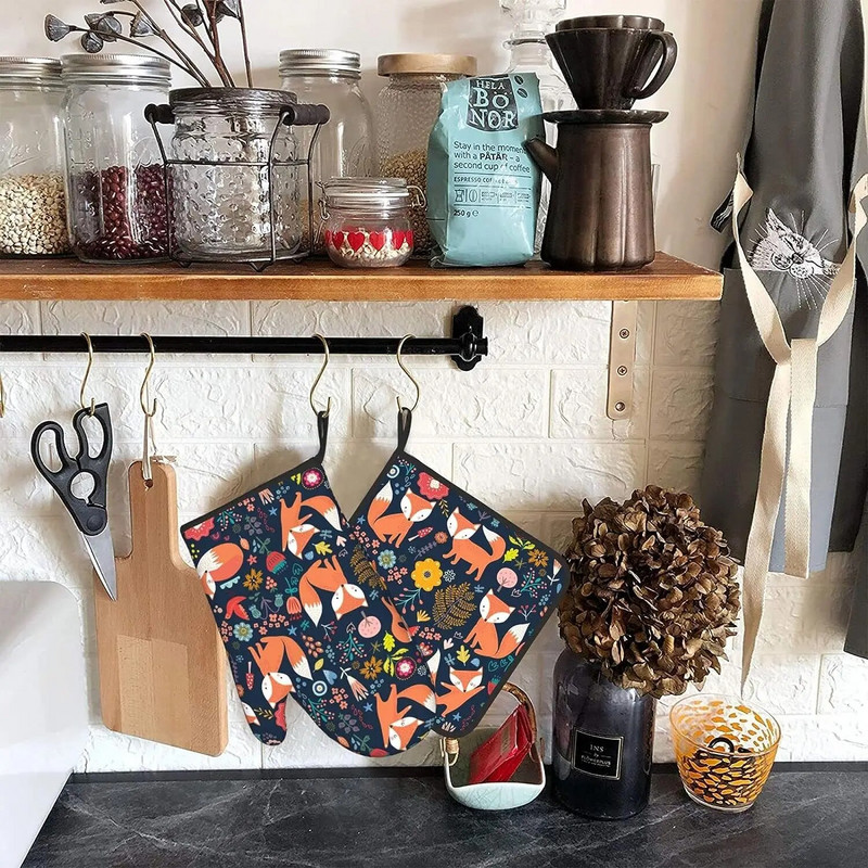 „Fox“ orkaitės pirštinių ir puodų laikiklių rinkiniai iš 2 karščiui atsparių neslystančių orkaitės pirštinių ir padėklo, skirto maisto ruošimui, kepimui, kepsninei, kepsninei.