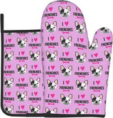 Šuo, aš myliu prancūzų buldogas, prancūziškas veidas, purpurinės virtuvės pirštinės ir puodų laikikliai.