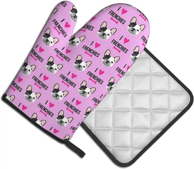 Šuo, aš myliu prancūzų buldogas, prancūziškas veidas, purpurinės virtuvės pirštinės ir puodų laikikliai.