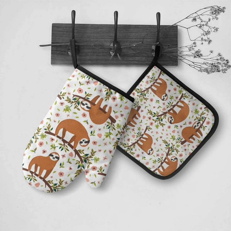 Armas laisk puu otsas naljakate kuumakindlate kuumade ahjukindade ja potihoidjatega köögikomplekti jaoks grillimiseks küpsetamiseks ja grillimiseks