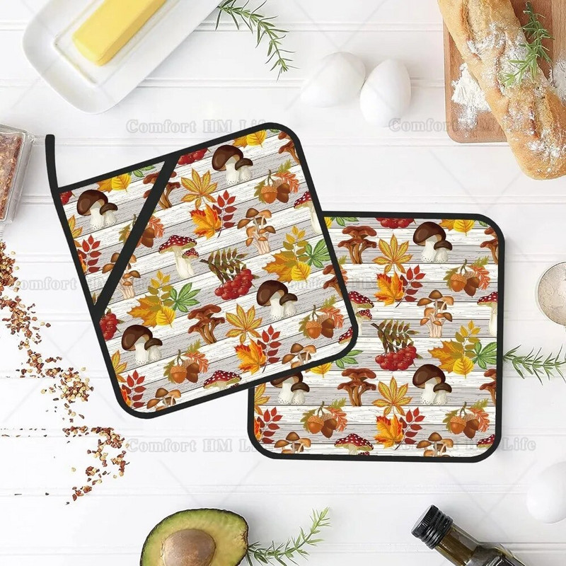 Grybai ir lapai ant medinių puodų laikiklių Rinkinys iš 2 virtuvinių karščiui atsparių puodų laikiklių, skirtų kepti mikrobangų krosnelėje