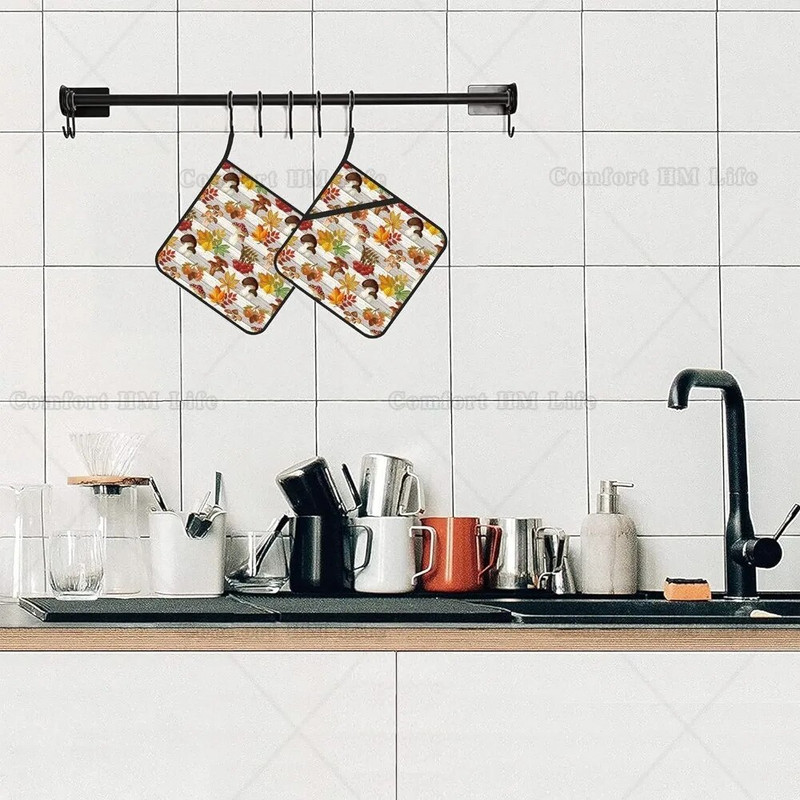 Grybai ir lapai ant medinių puodų laikiklių Rinkinys iš 2 virtuvinių karščiui atsparių puodų laikiklių, skirtų kepti mikrobangų krosnelėje