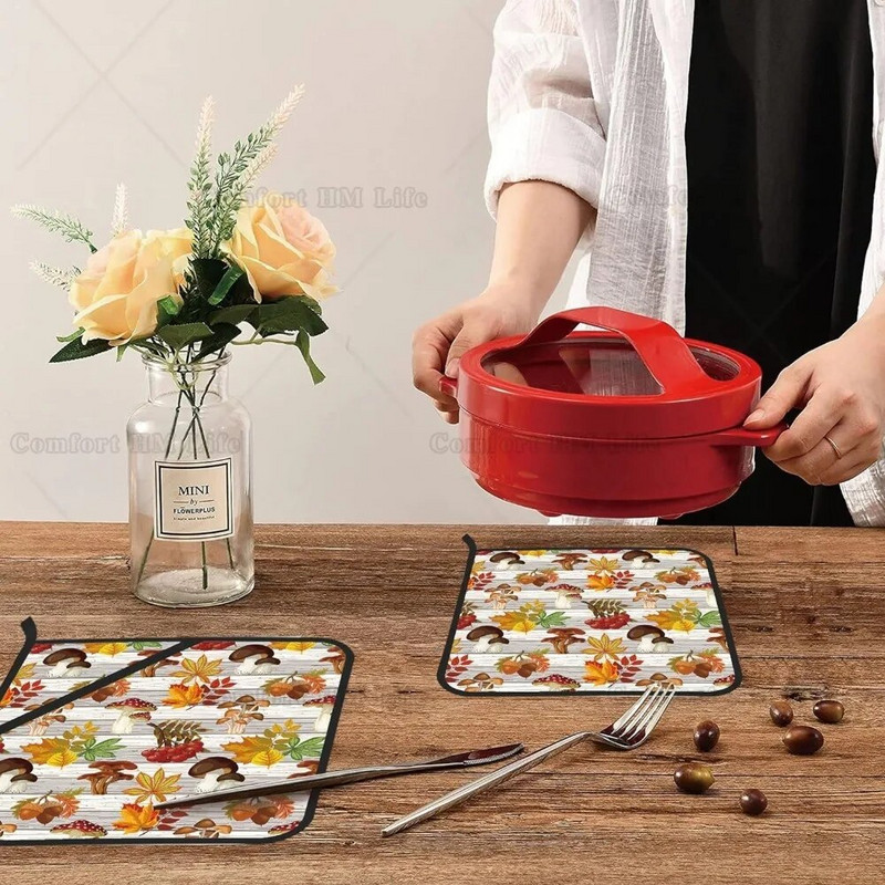 Grybai ir lapai ant medinių puodų laikiklių Rinkinys iš 2 virtuvinių karščiui atsparių puodų laikiklių, skirtų kepti mikrobangų krosnelėje