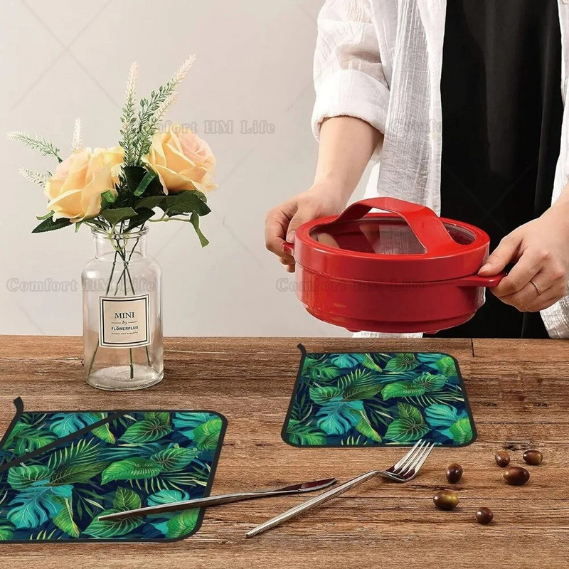 Žaliųjų atogrąžų lapų puodų laikiklių rinkinys iš 2 virtuvės karščiui atsparių puodų laikiklių, skirtų virti mikrobangų krosnelėje.