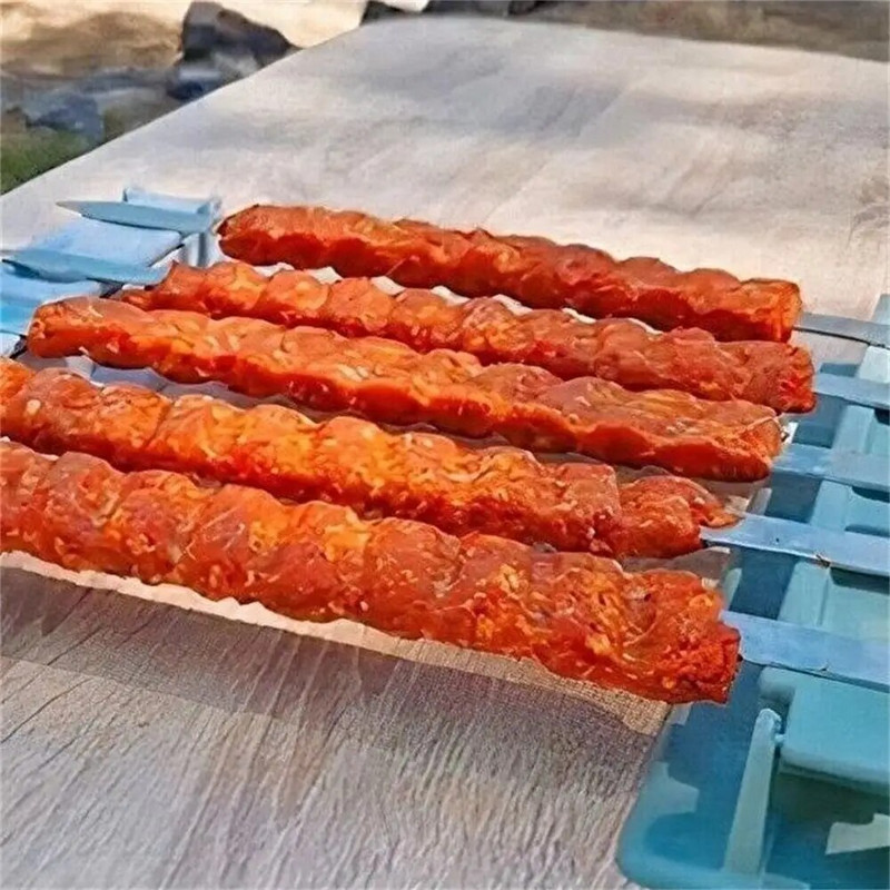 Vienos eilės kebabų kepimo aparatas ant grotelių kepsninės mėsos iešmams.