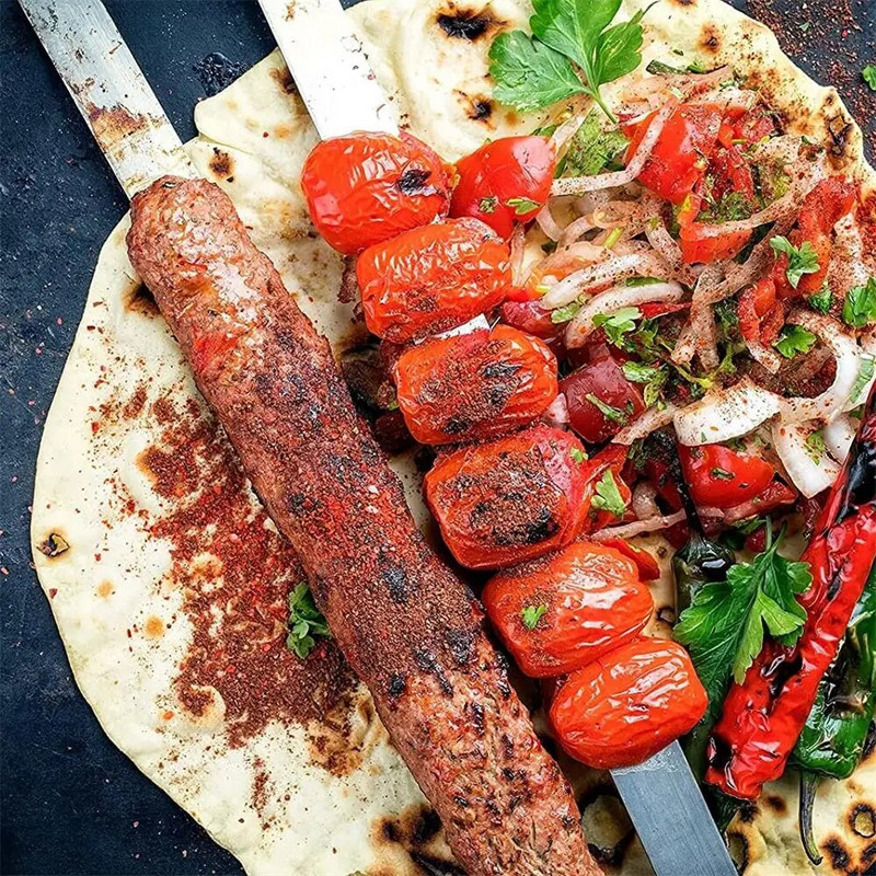 Vienos eilės kebabų kepimo aparatas ant grotelių kepsninės mėsos iešmams.