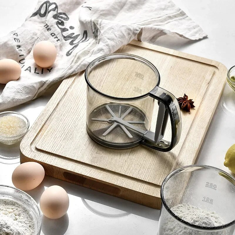 Virtuvinis miltų sietelis rankinis pusiau automatinis cukraus sijotukas miltelių plaktuvo rankena matavimo puodelio gaminimo įrankis kepimui virtuvės įrankiai