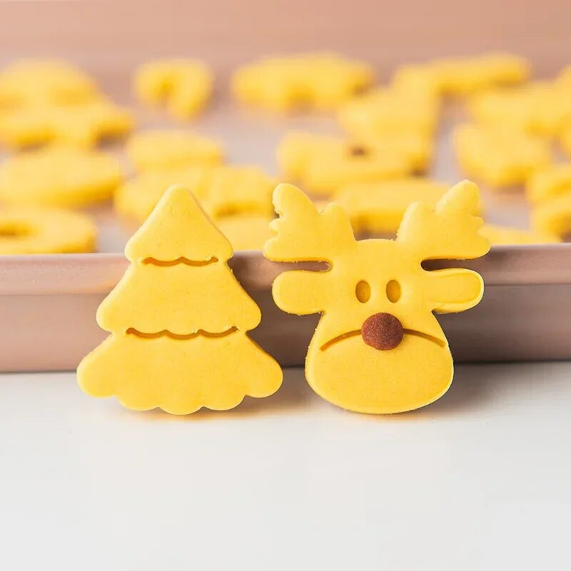 2 vnt Mini sausainių pjaustytuvai Plastikiniai 3D Kalėdų teminiai animaciniai filmukai Paspaudžiami sausainių formelės Sausainių antspaudas Virtuvė Kepimas Tešlos kepiniai