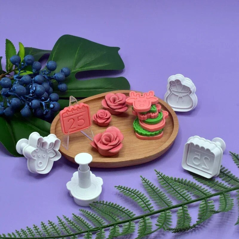 4 vnt kalėdinių sausainių pjaustyklės, šventinio vakarėlio biskvito formos animacinis filmas Kalėdų senelio briedžio sniego senelio formos fondanto torto dekoravimui kepimo reikmenys