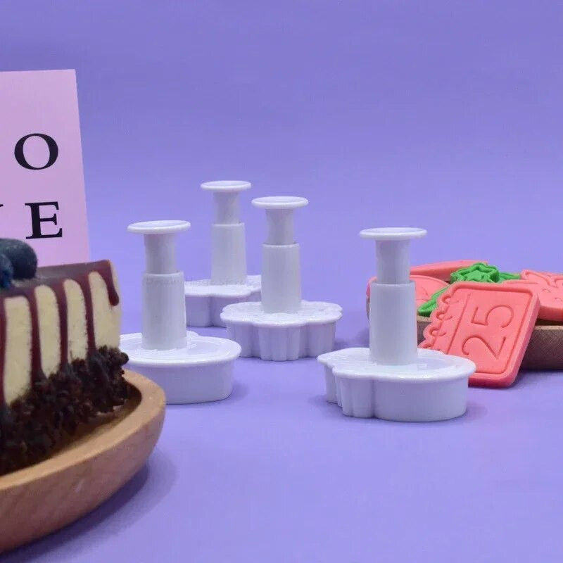 4 vnt kalėdinių sausainių pjaustyklės, šventinio vakarėlio biskvito formos animacinis filmas Kalėdų senelio briedžio sniego senelio formos fondanto torto dekoravimui kepimo reikmenys