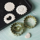 2 vnt. Valentino dienos širdies formos sausainių pjaustyklės formos nerūdijančio plieno nėrinių sausainių preso formelės „pasidaryk pats“ dekoravimo įrankiai, kepimo reikmenys