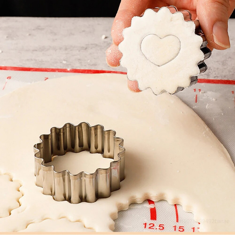 2 vnt. Valentino dienos širdies formos sausainių pjaustyklės formos nerūdijančio plieno nėrinių sausainių preso formelės „pasidaryk pats“ dekoravimo įrankiai, kepimo reikmenys