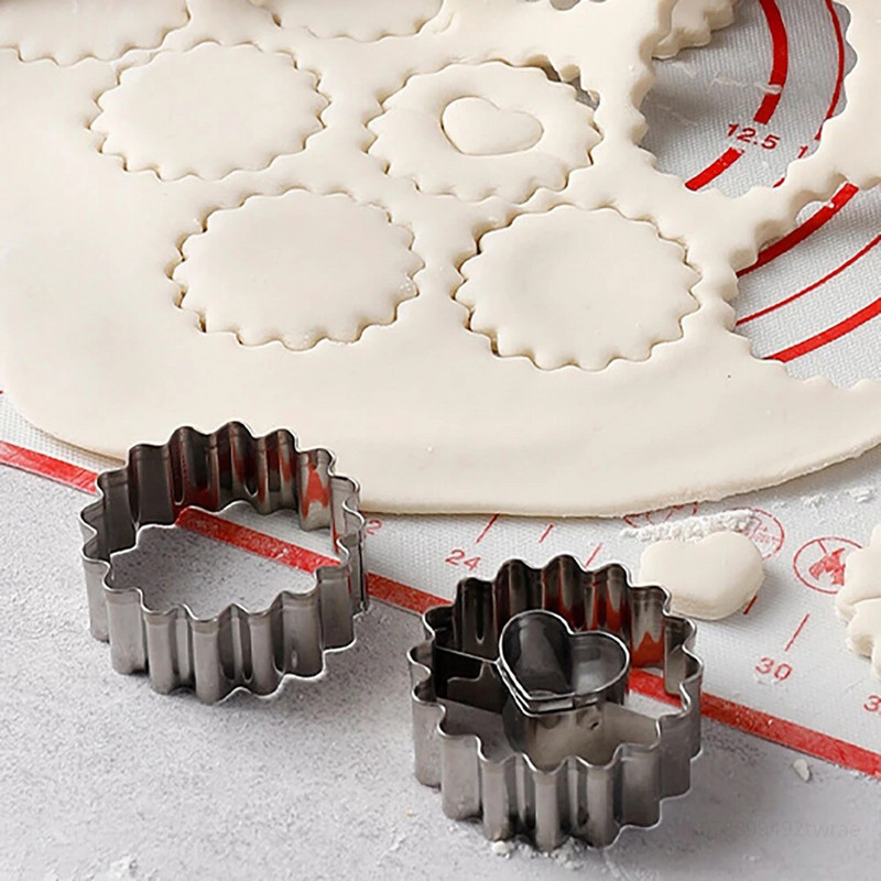 2 vnt. Valentino dienos širdies formos sausainių pjaustyklės formos nerūdijančio plieno nėrinių sausainių preso formelės „pasidaryk pats“ dekoravimo įrankiai, kepimo reikmenys