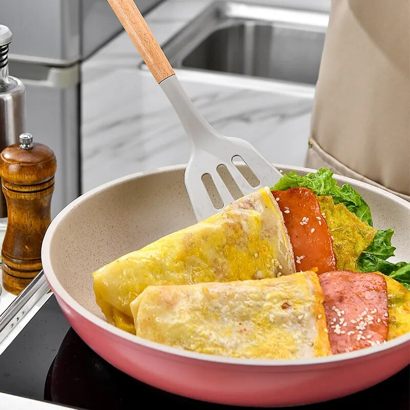 Nelipnūs silikoniniai virtuvės reikmenys, medinės rankenos, maisto ruošimo reikmenų rinkinys.